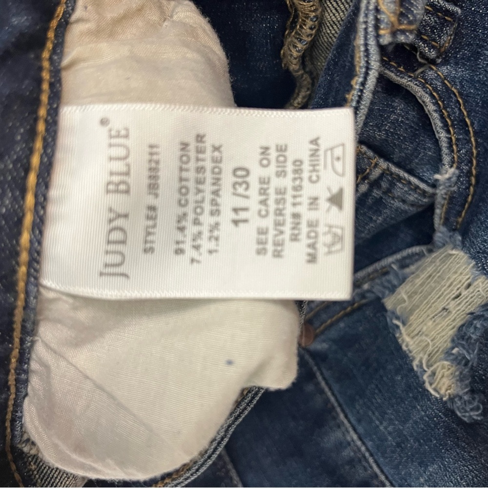 Judy Blue Capri Jeans Distressed Stretch Denim Size 11/30 Mid Rise - Picture 5 of 5